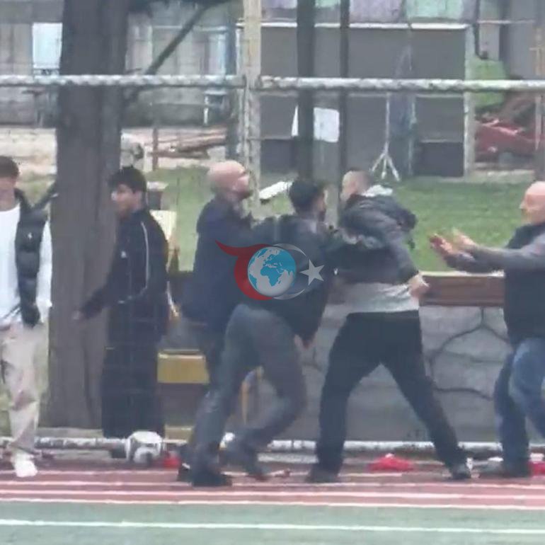 Maç bitti, sahaya atladı Kadın hakeme saldırı girişimi