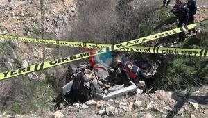 Kütahyada şarampole devrilen otomobildeki 2 kişi öldü