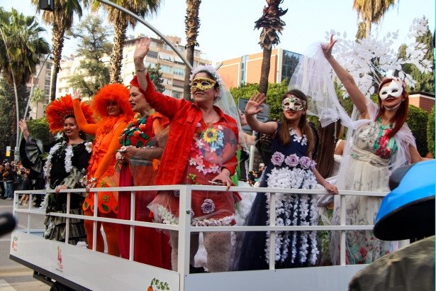 Uluslararası Adana Portakal Çiçeği Karnavalı'nın korteji, renkli görüntülere sahne oldu