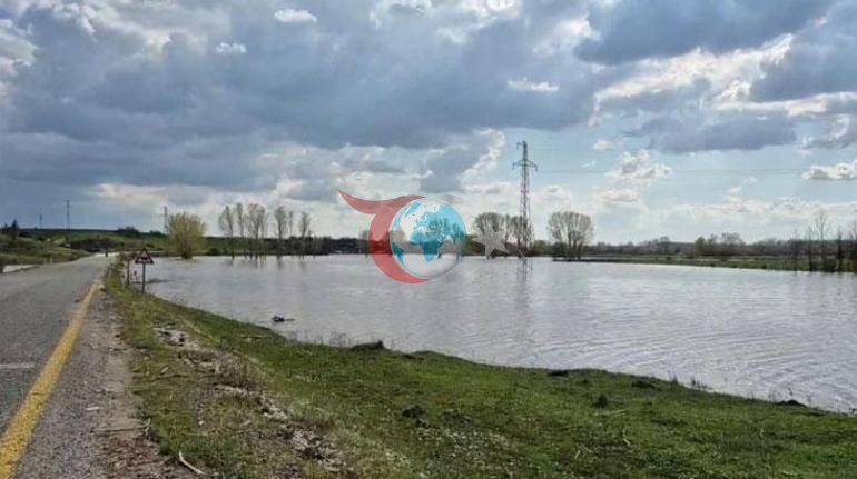 Edirne’de şiddetli yağmur: Meriç Nehri taştı, sular yollara ulaştı