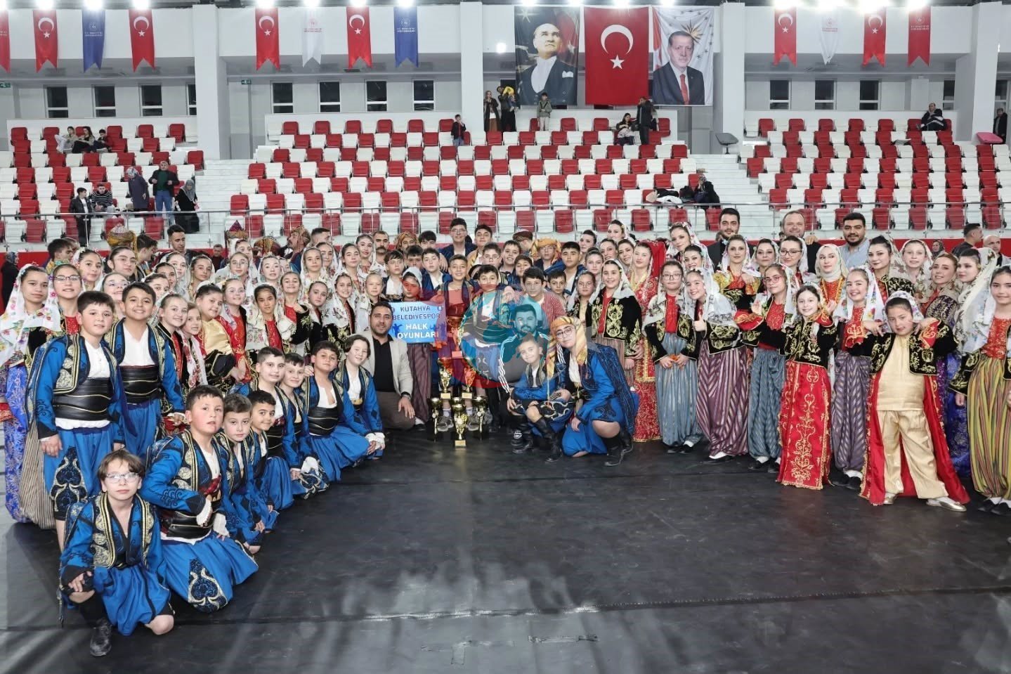 Kütahya’da halk oyunları coşkusu