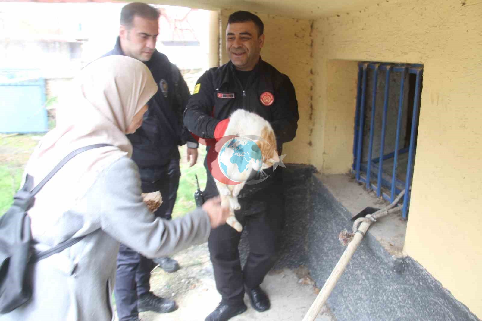 Açlıktan bitkin düşen kedi itfaiye ekiplerince kurtarıldı