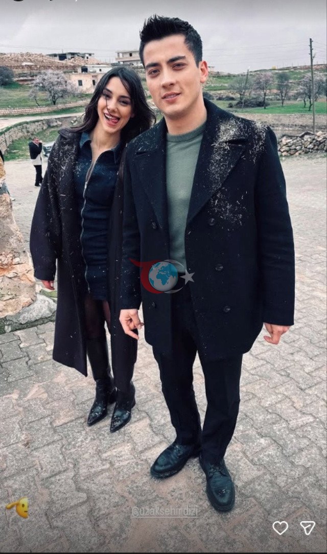 Ünlü dizinin oyuncuları arasında aşk yaşanıyor: İkiliden romantik poz geldi - Resim : 1