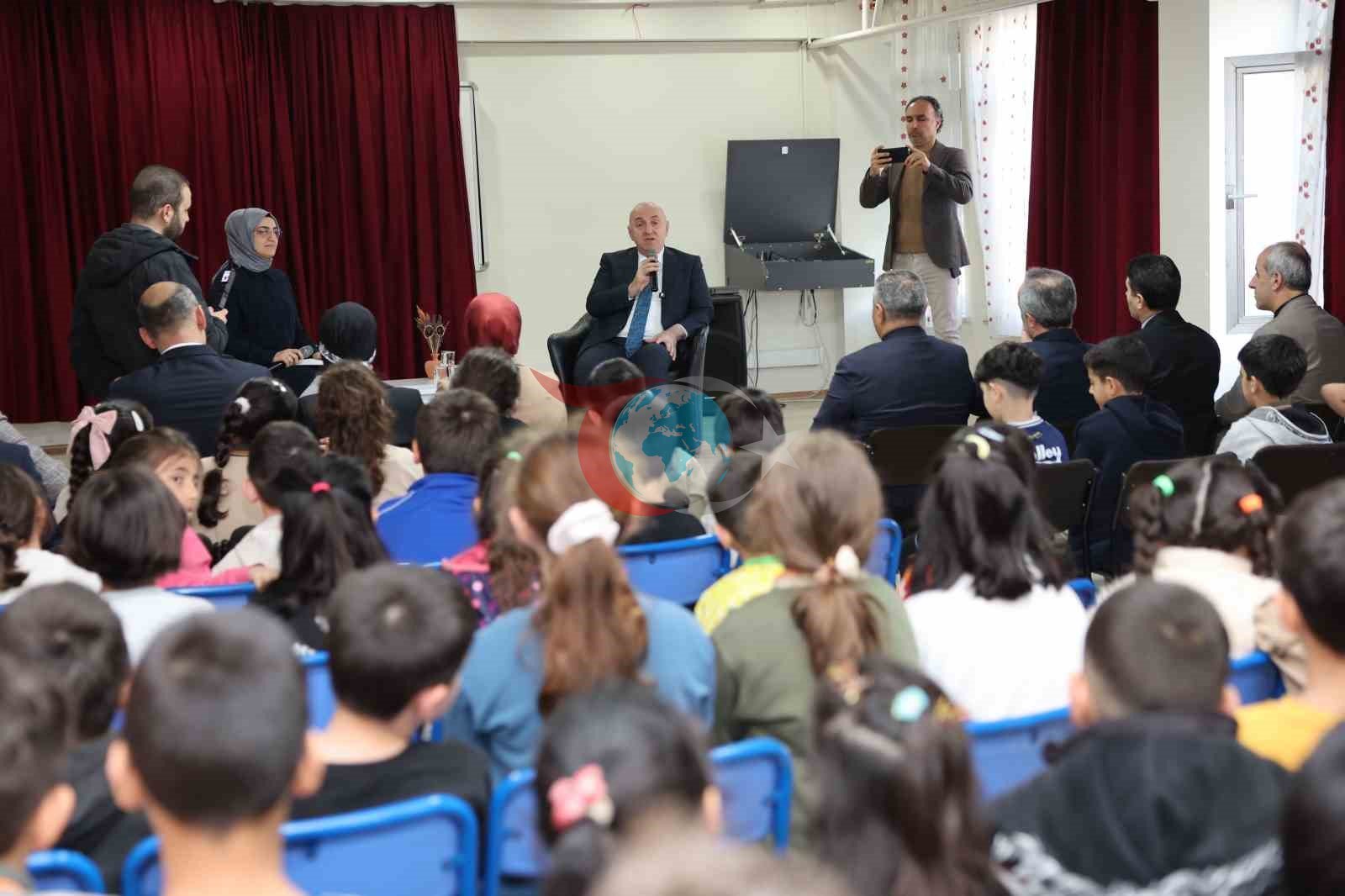 Belediye Başkanı Muzaffer Bıyık, ilkokul öğrencilerine yerel yönetimleri anlattı