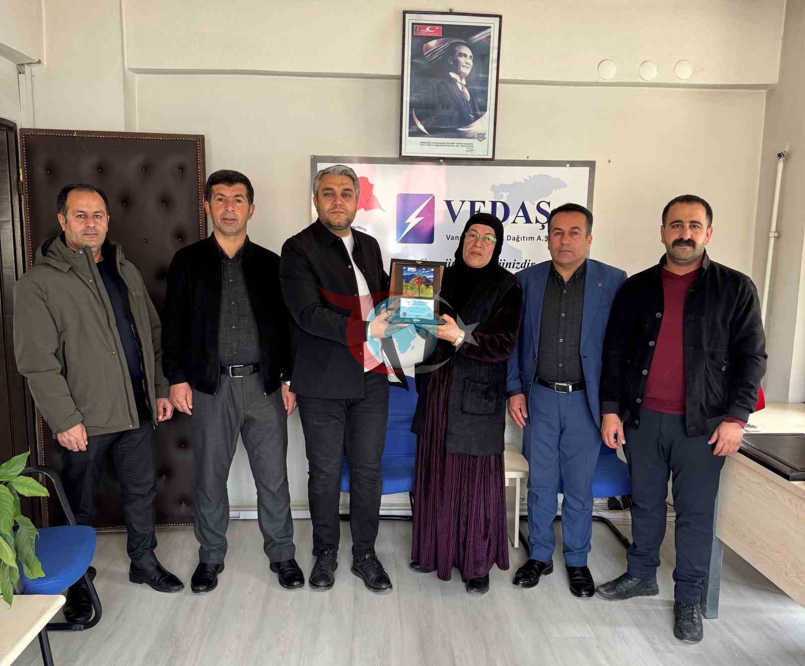 Muhtarlardan VEDAŞ Ekiplerine Anlamlı Plaket Töreni
