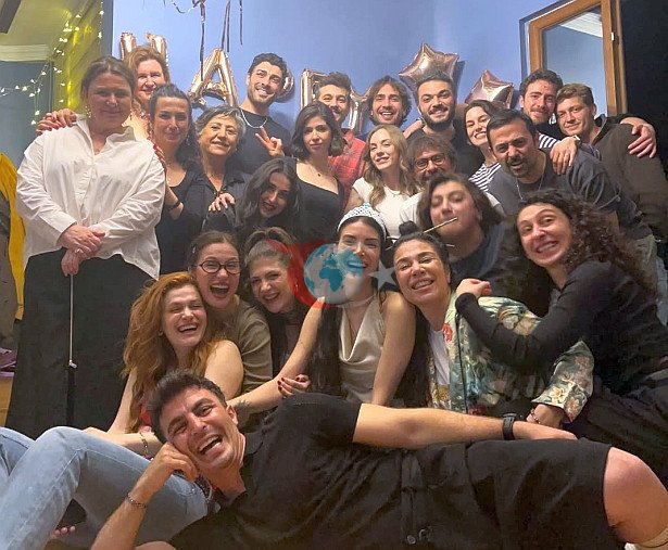 Deniz Baysal'a rol arkadaşlarından sürpriz hediye