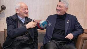 Bakan Bolat, Darülaceze sakini Fuzuli Nedim Şimşeki ziyaret etti