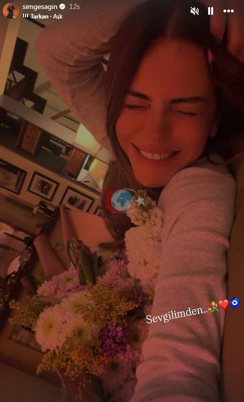 Simge Sağın ödül törenine sürpriz aşkıyla katıldı