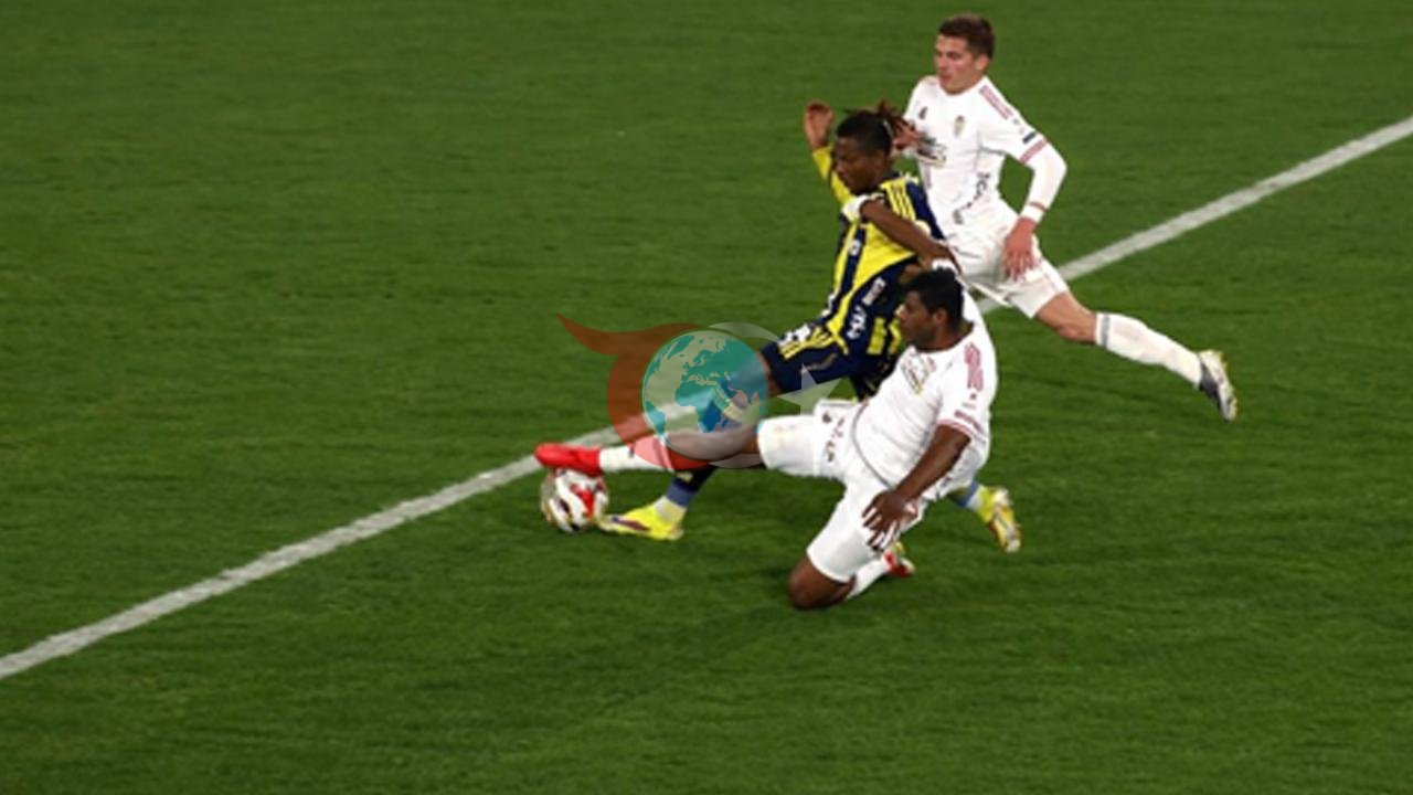 Fenerbahçe-Beşiktaş Derbisinde Tartışmalı Penaltı: IFAB ve MHK'nın Farklı Görüşleri