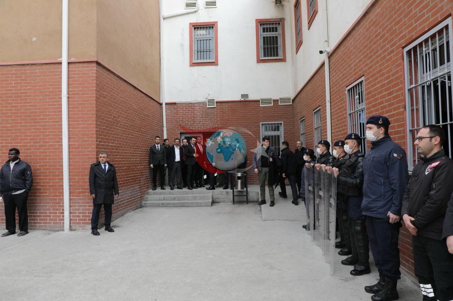 Vali Işın, Geri Gönderme Merkezi’ni inceledi