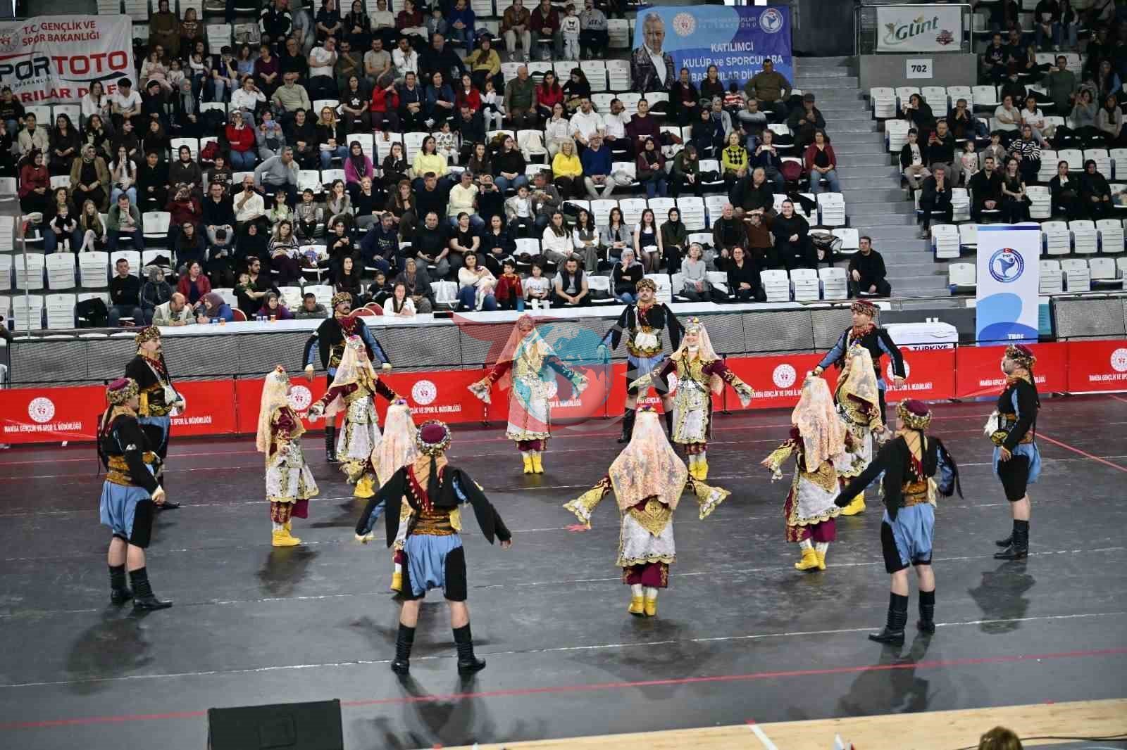 Halk oyunları yarışmasına Manisa Büyükşehir Belediyespor damga vurdu