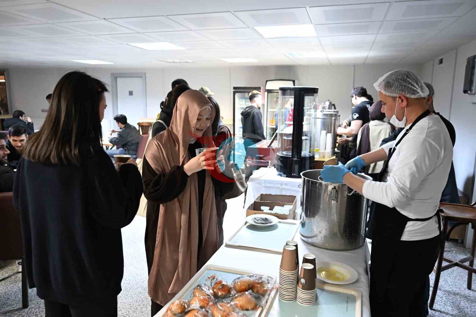 Kütüphanede sınavlara hazırlanan öğrencilere Anadolu Kafe’de sıcak mola