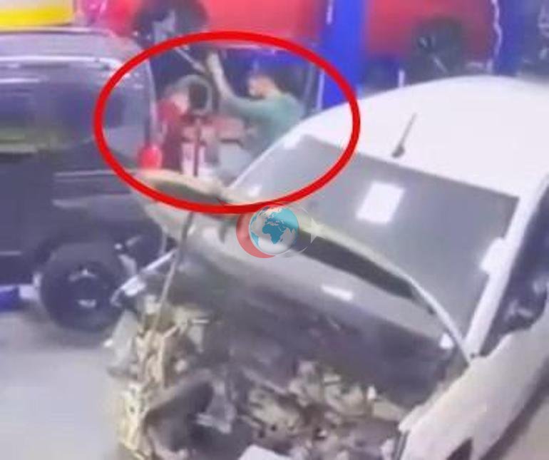 Bursa’da oto tamircisinde şiddet Telefona baktın diyerek çırağı dövdü