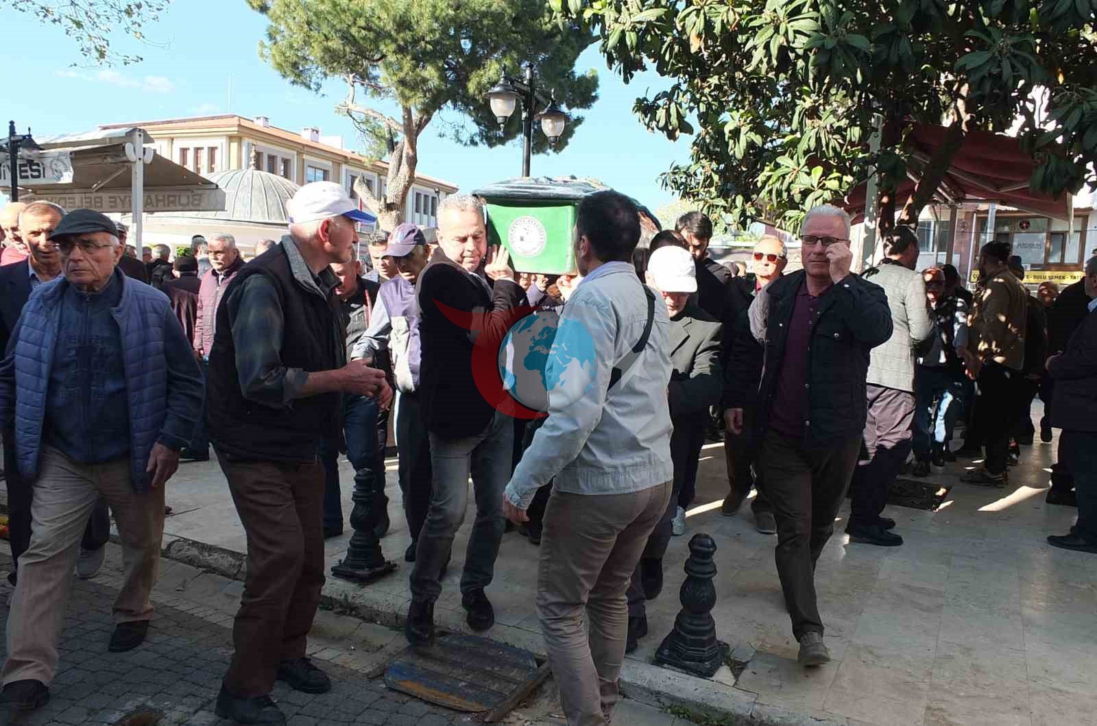 Burhaniye'de Emekli Öğretmen Rafet Solmaz Son Yolculuğuna Uğurlandı