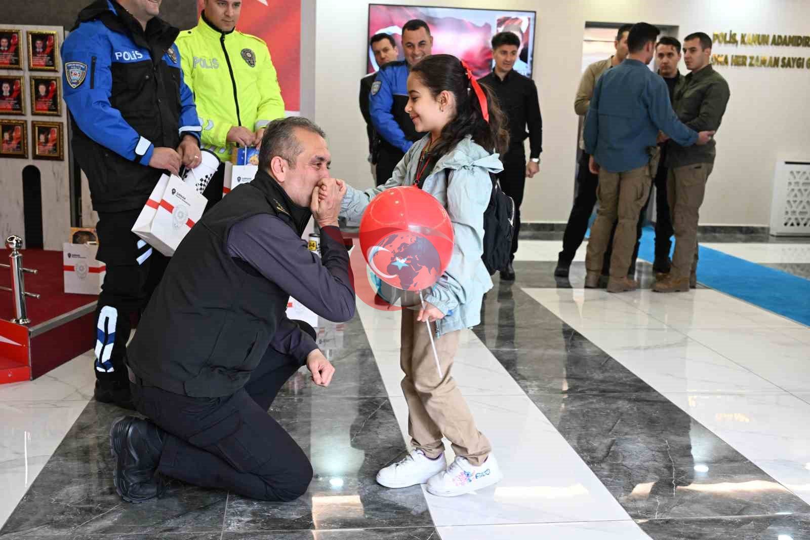 Çocuklardan Polis Haftasında Anlamlı Ziyaret