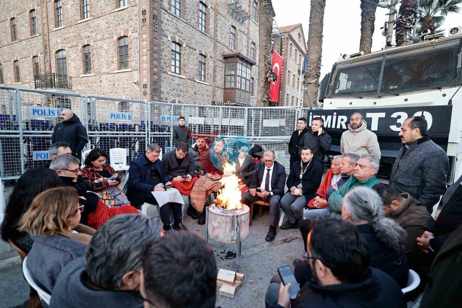 Başkan Tugay, Meslek Fabrikası önünde sabahladı
