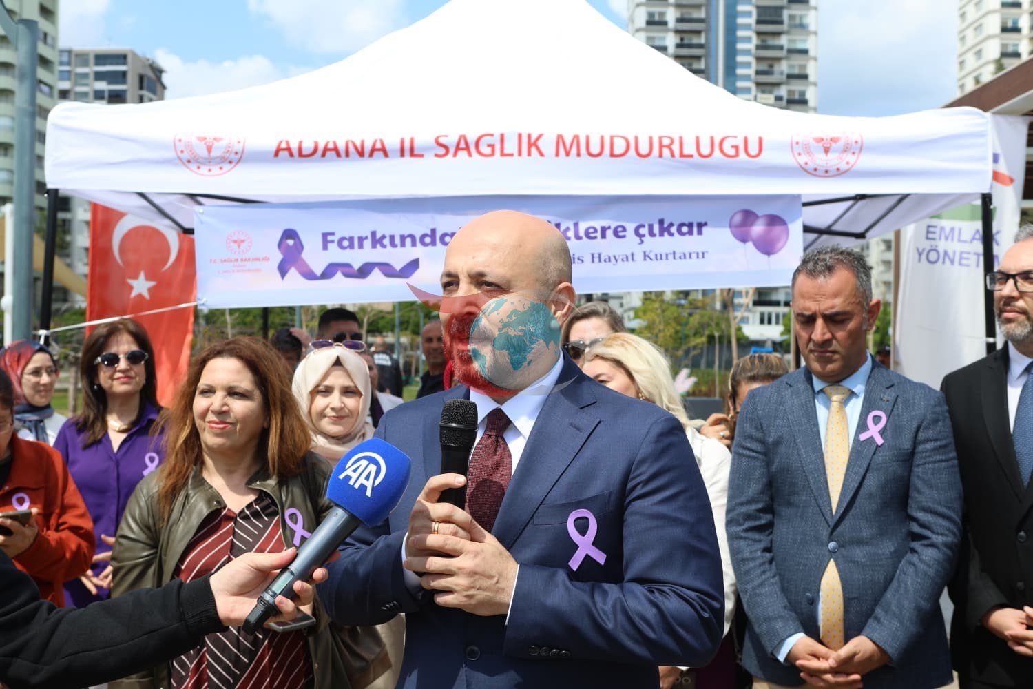 Adana&rsquo;da gökyüzüne mor balonlar bırakıldı