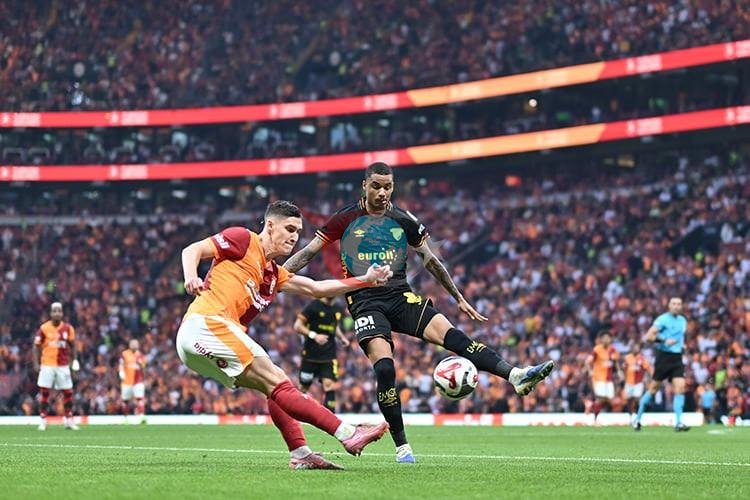 Sezonun ilk yarısında oynanan ve 3-1 Galatasaray üstünlüğünde biten Galatasaray-Göztepe karşılaşmasından bir kare
