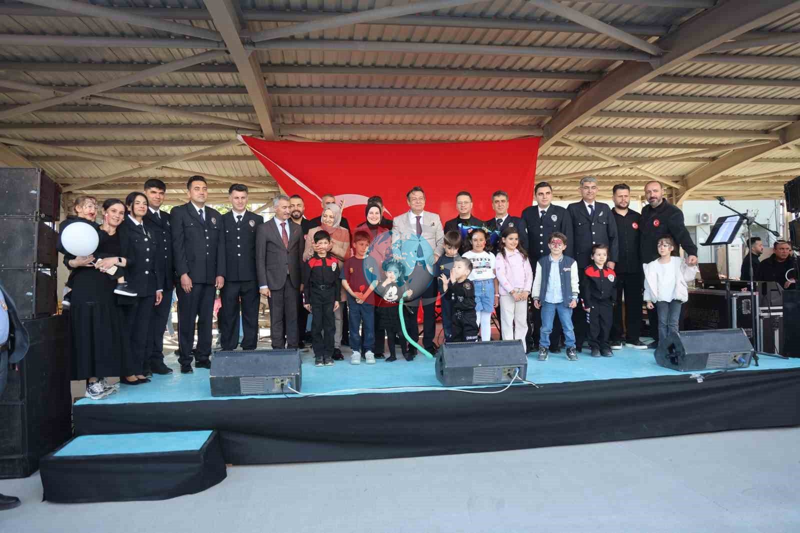 Polis Haftası Etkinliğinde Unutulmaz Anlar: Polisler Sanatçılara Taş Çıkardı