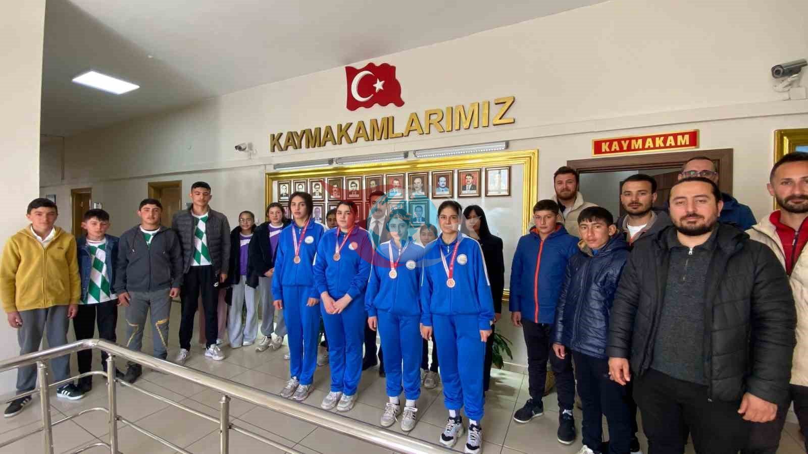 Arpaçay&rsquo;da öğrencilerden gururlandıran tablo