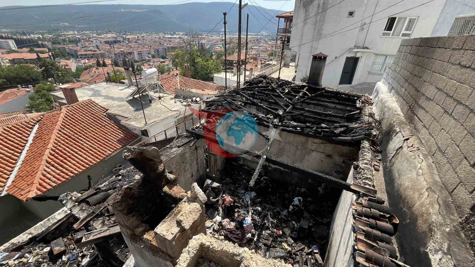 Menteşe&rsquo;de küle dönen evleri için iki kardeş yardım bekliyor