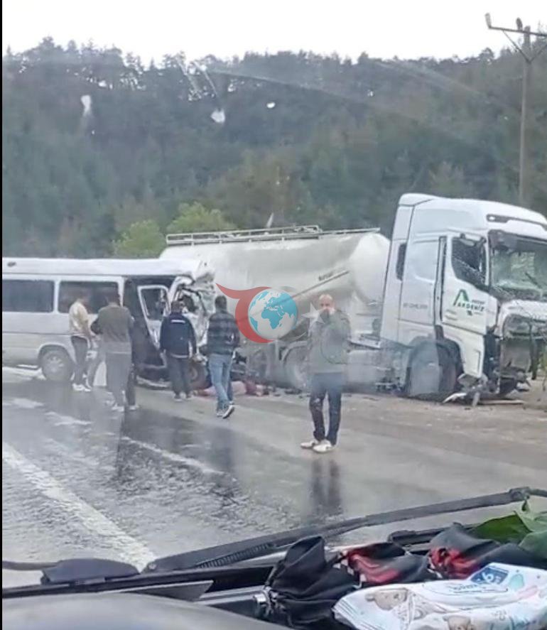 Isparta-Antalya karayolunda can pazarı Tır ile minibüs çarpıştı: 7 ölü, 7 yaralı
