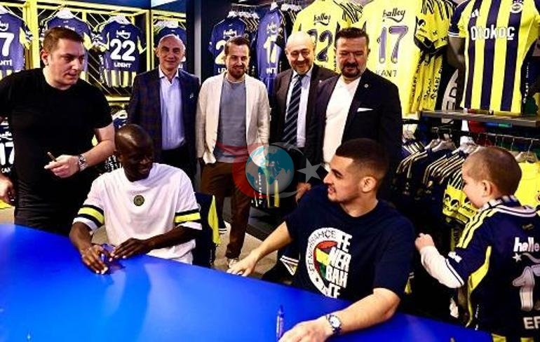 Fenerbahçeli NGolo Kante ve Levent Mercan imza gününde taraftarlarla buluştu