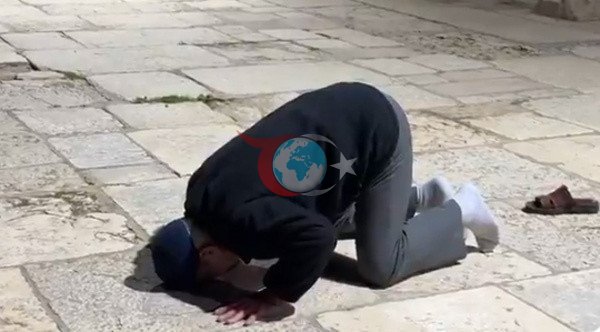 Mescid-i Aksa 41 gün sonra ibadete açıldı Filistinliler cami avlusunda şükür secdesine kapandı - Resim: 0