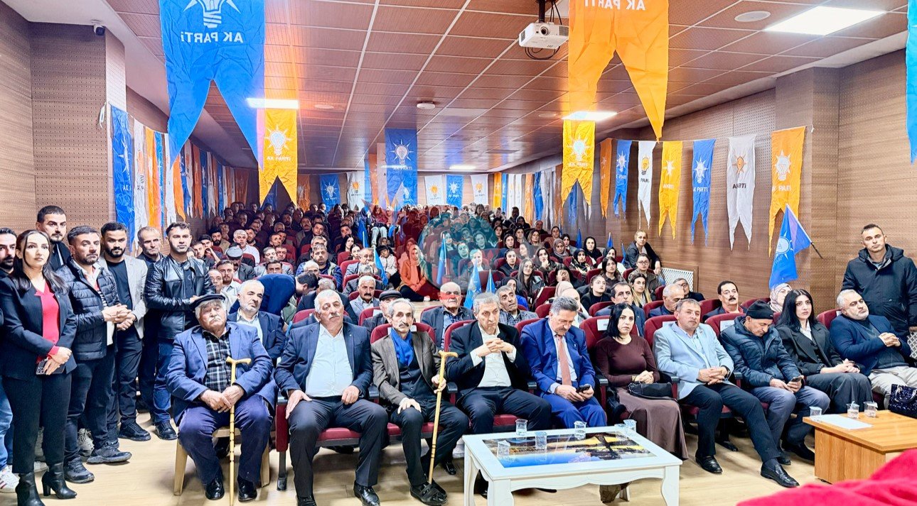 Gelecek Partisi&rsquo;nden istifa eden 35 kişi AK Parti&rsquo;ye katıldı
