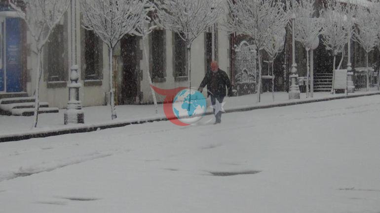 Birçok il nisan ayında karla uyandı: Sabah 04.00’ten beri bu manzaranın tadını çıkarıyorum