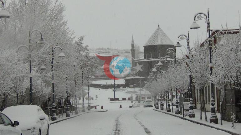 Birçok il nisan ayında karla uyandı: Sabah 04.00’ten beri bu manzaranın tadını çıkarıyorum