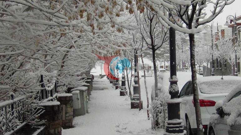 Birçok il nisan ayında karla uyandı: Sabah 04.00’ten beri bu manzaranın tadını çıkarıyorum