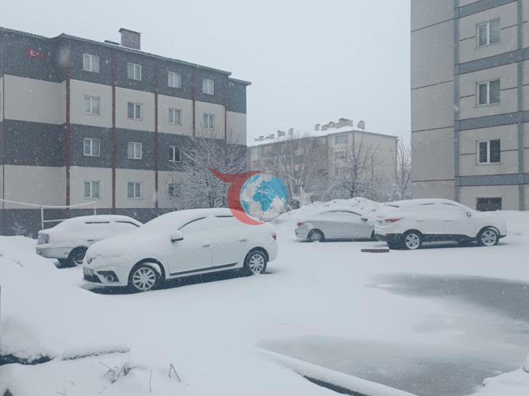 Birçok il nisan ayında karla uyandı: Sabah 04.00’ten beri bu manzaranın tadını çıkarıyorum