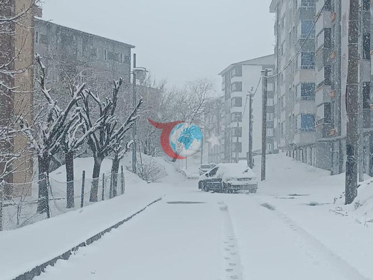 Birçok il nisan ayında karla uyandı: Sabah 04.00’ten beri bu manzaranın tadını çıkarıyorum