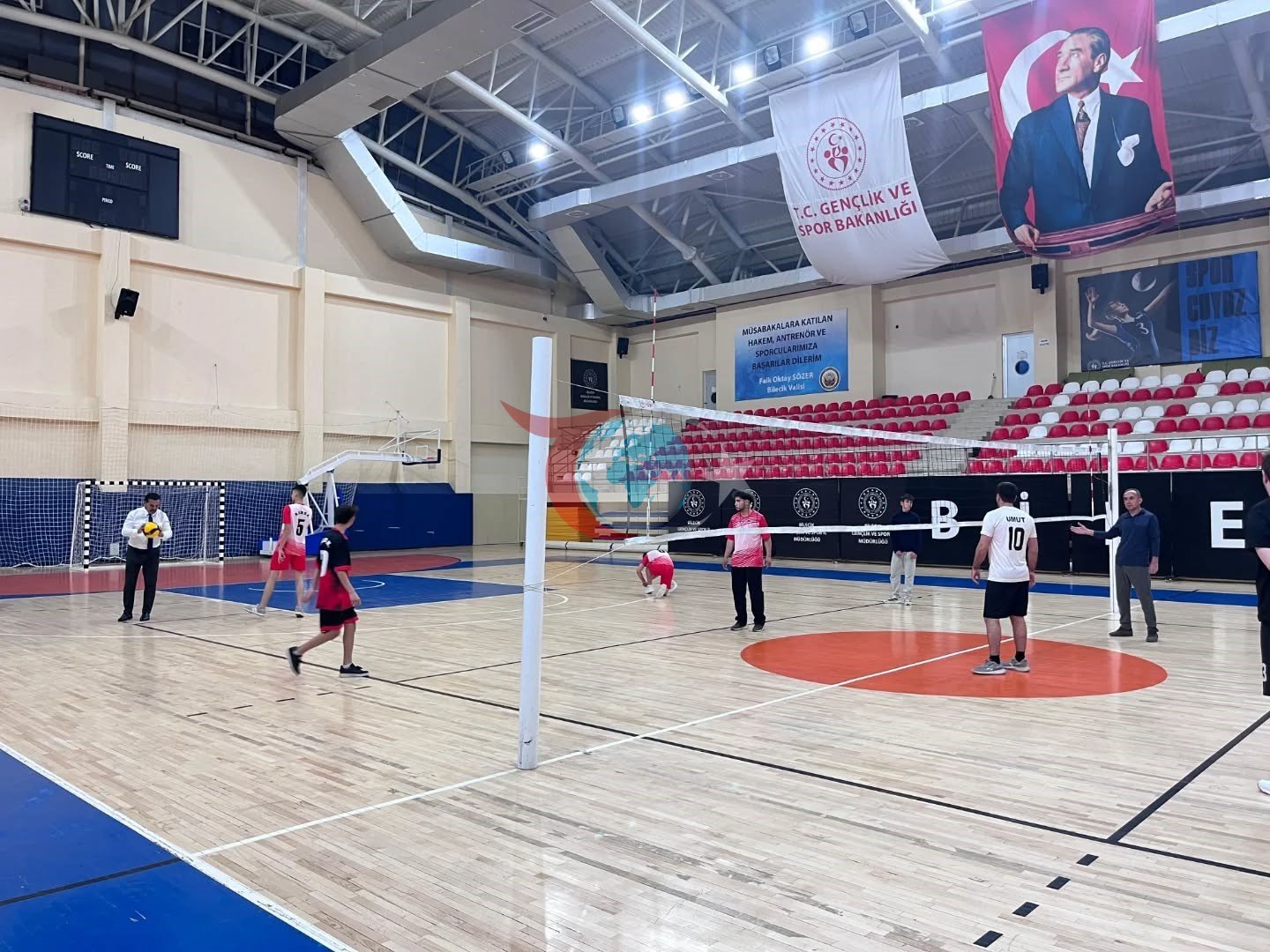 İl Müdürü İlhan çocuklarla voleybol oynadı