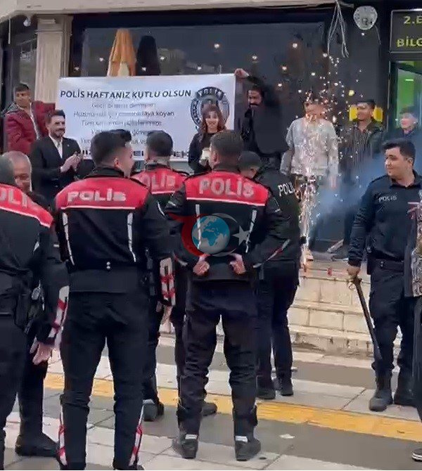 Kavga ihbarına gelen polisleri pankart ve pasta ile karşıladılar