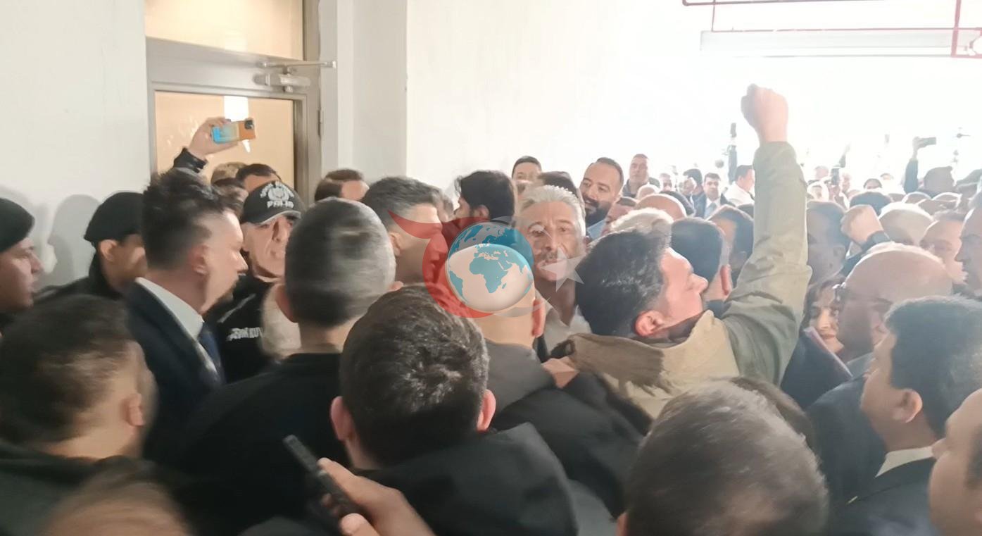 Bursa'da Seçim Öncesi Gerginlik: Belediye Önünde Gazlı Müdahale