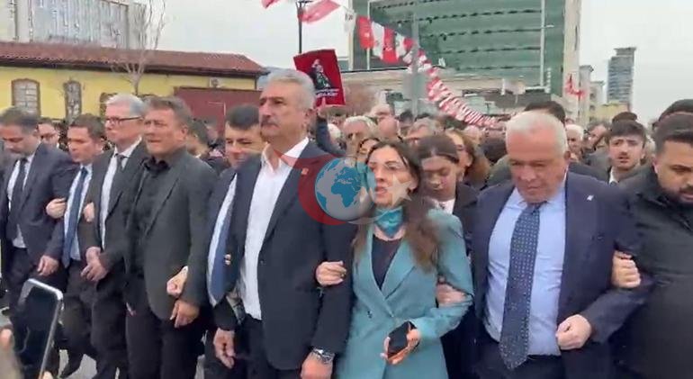 Seçim öncesi Bursa’da tansiyon yükseldi Belediye önünde gazlı müdahale