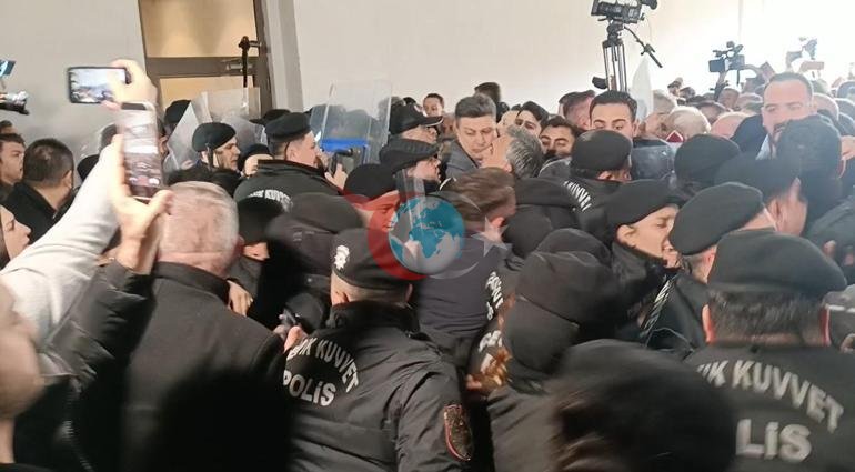 Seçim öncesi Bursa’da tansiyon yükseldi Belediye önünde gazlı müdahale