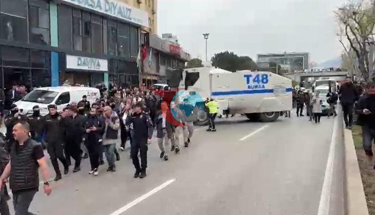 Seçim öncesi Bursa’da tansiyon yükseldi Belediye önünde gazlı müdahale