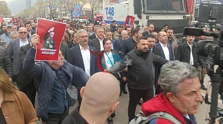 Seçim öncesi Bursa’da tansiyon yükseldi Belediye önünde gazlı müdahale