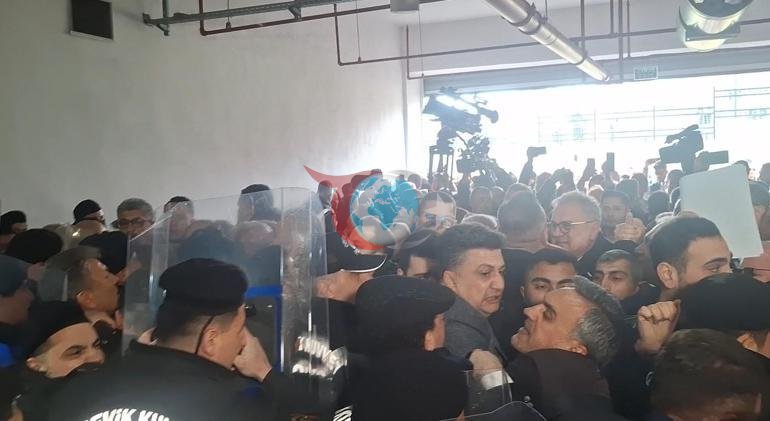 Seçim öncesi Bursa’da tansiyon yükseldi Belediye önünde gazlı müdahale