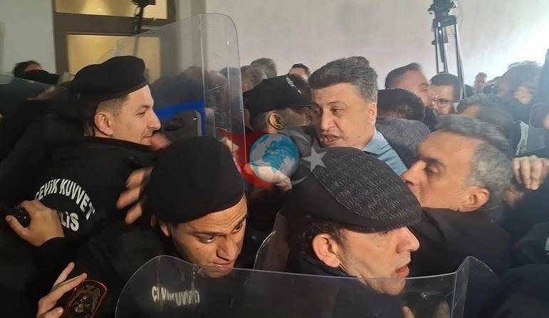 Seçim öncesi Bursa’da tansiyon yükseldi Belediye önünde gazlı müdahale