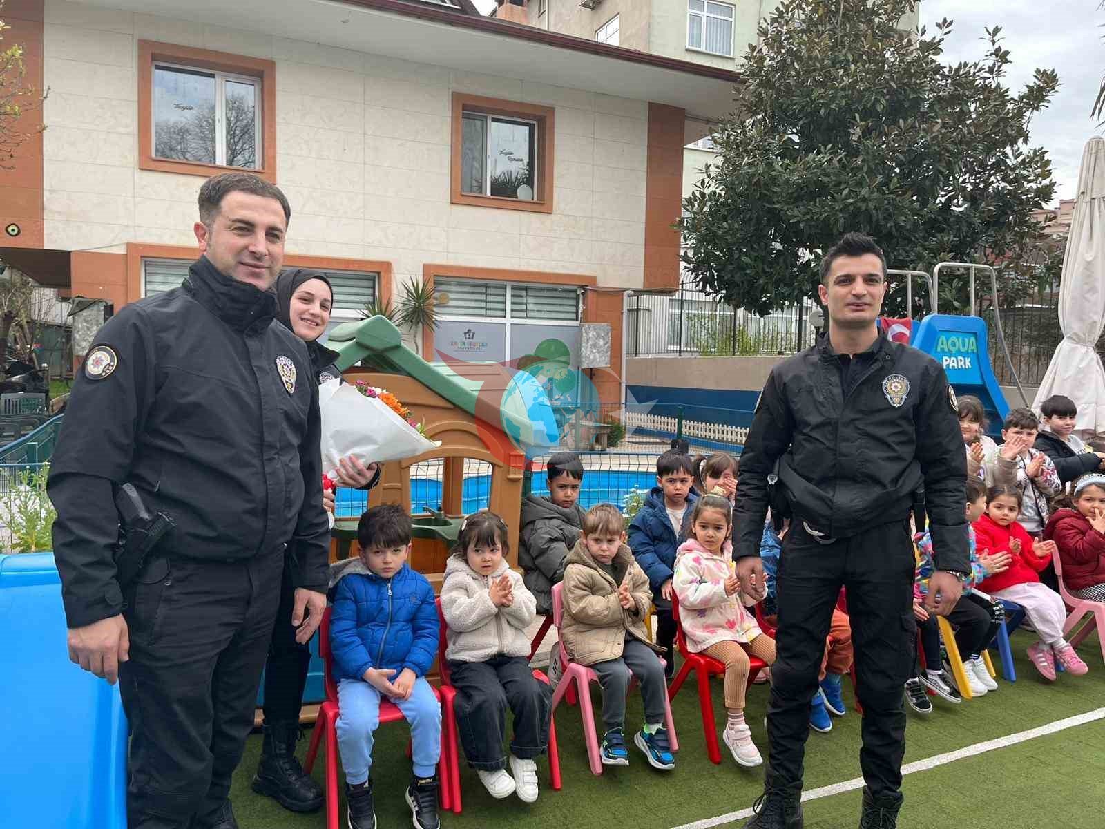 Üsküdar&rsquo;da anaokulu öğrencilerinden polislere 