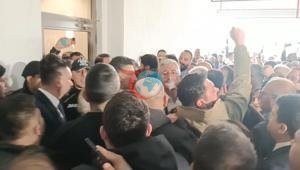 Bursa Büyükşehir Belediyesinde başkan vekili seçimi öncesi ortalık karıştı, CHPliler binaya zorla girmek istedi