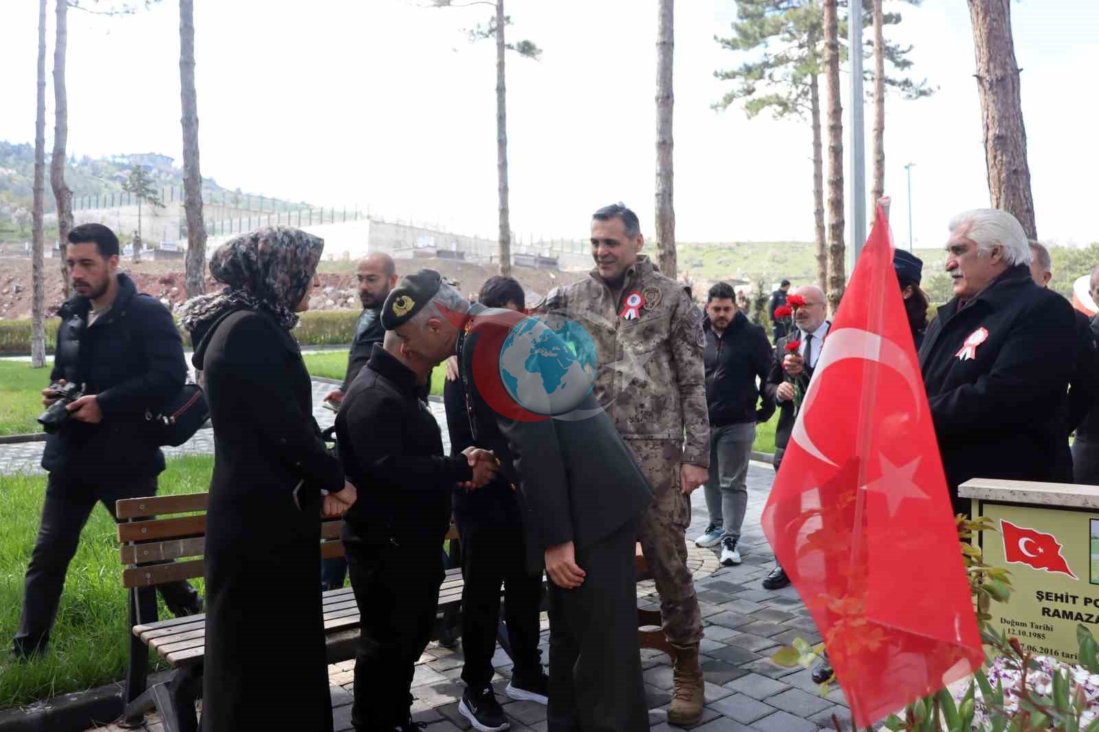 Şehit polisler mezarları başında anıldı