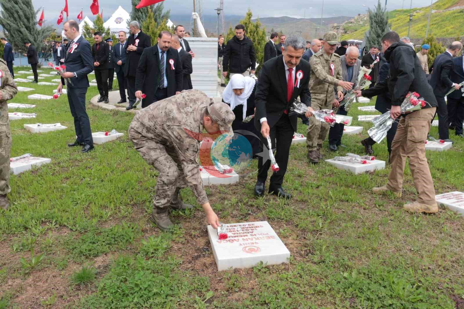 Şırnak&rsquo;ta Polis Haftası etkinlikleri kapsamında şehitler anıtına karanfil bırakıldı