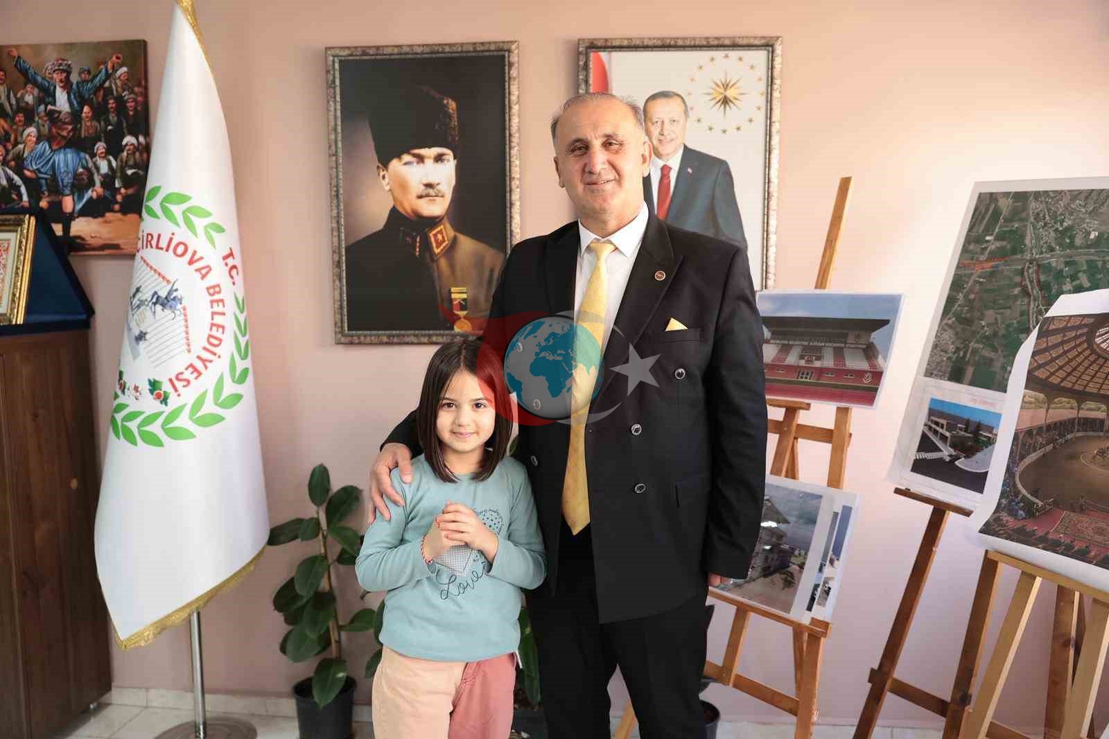 Küçük Öğrenci Sare, Ödevini Belediye Başkanıyla Tamamladı