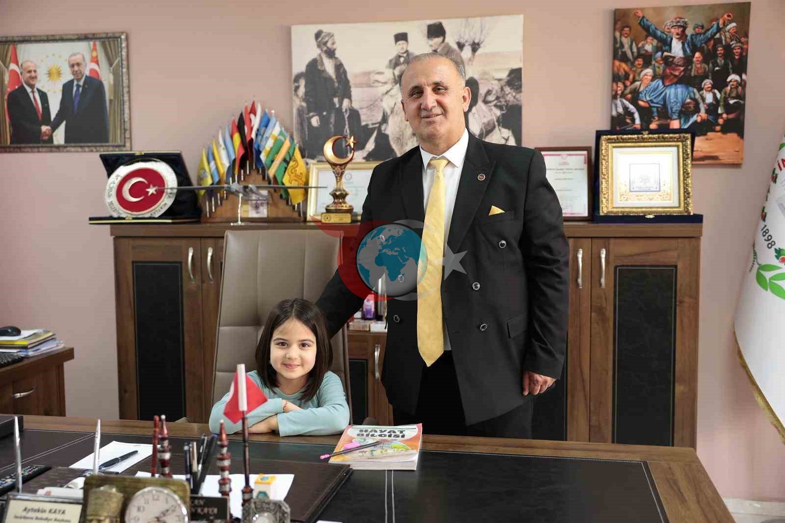 İlkokul öğrencisi Sare, ödevini Başkan Kaya ile yaptı
