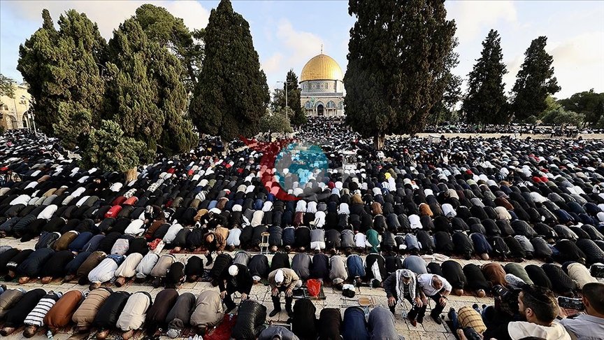 Mescid-i Aksa'da ibadet eden müslümanlar